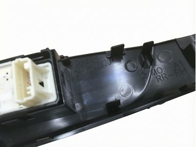 Toyota 74271-06820